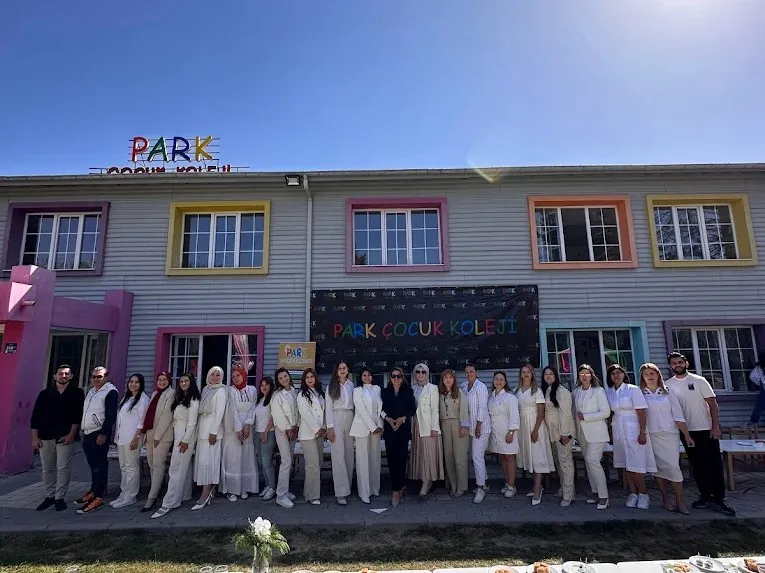 Park Çocuk Koleji eğitim binasının önünde bir arada duran öğretmen ve çalışan ekibi